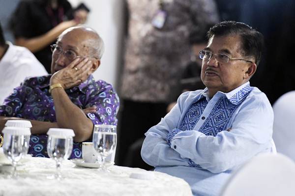 Wakil Presiden Jusuf Kalla (kanan) bersama Ketua Tim Ahli Wapres Sofjan Wanandi (kanan) menyaksikan siaran langsung Debat Pertama Capres & Cawapres 2019 di rumah dinasnya di Jalan Diponegoro, Jakarta, Kamis (17/1/2019). - ANTARA/Hafidz Mubarak A