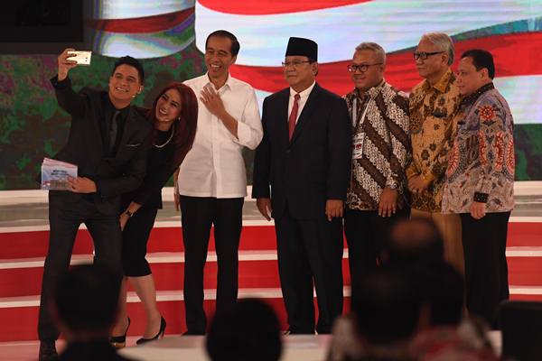 Capres nomor urut 01 Joko Widodo (ketiga kiri) dan Capres nomor urut 02 Prabowo Subianto (keempat kiri) berfoto bersama seusai mengikuti debat capres 2019 di Hotel Sultan, Jakarta, Minggu (17/2/2019). - Antara