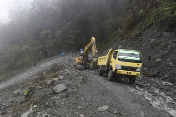 Sempat Terhenti, Pembangunan Jalan Trans Papua Dilanjutkan