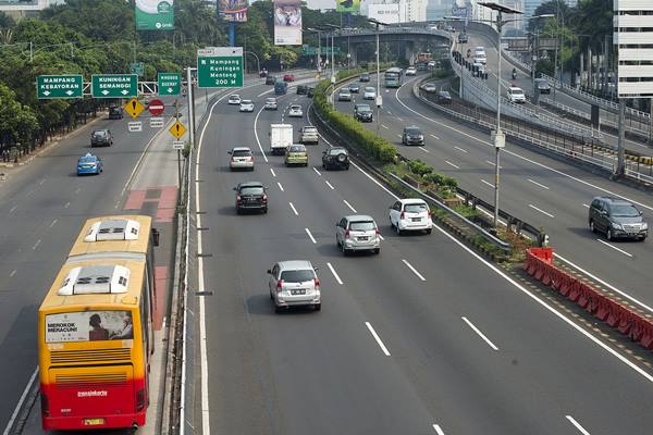 Sejumlah pengendara kendaraan bermotor melintas di lajur arteri dan tol dalam kota di ruas jalan Gatot Subroto, Jakarta Selatan - Antara