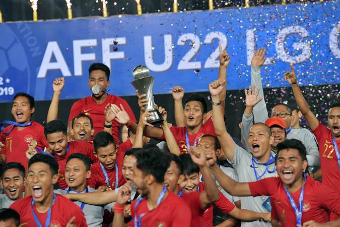 Para pemain Timnas U-22 mengangkat Piala AFF U-22 seusai penganugerahan piala tersebut di Stadion Nasional Olimpiade Phnom Penh, Kamboja, Selasa (26/2/2019). - ANTARA/Nyoman Budhiana