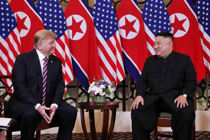 Presiden Amerika Serikat Donald Trump (kiri) bertemu Pemimpin Korea Utara Kim Jong-un, di Hanoi, Vietnam, Rabu (27/2/2019). - Reuters/Leah Millis