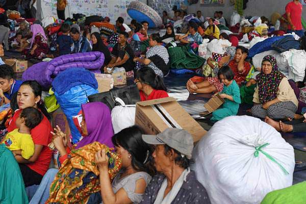 Penyintas tsunami Selat Sunda dari Pulau Sebesi berada di GOR Kaliada, Lampung Selatan, Lampung, Rabu (2/1/2019). - Antara/Wahyu Putro