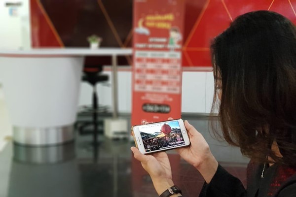Pengguna Telkomsel menyaksikan perayaan Cap Go Meh di Singkawang menggunakan aplikasi Maxstream - Telkomsel