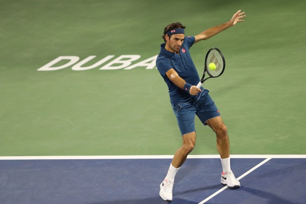 Petenis Roger Federer mengembalikan pukulan dari Marton Fucsovics dalam pertandingan perempat final Dubai Duty Free Tennis Stadium di Dubai, Uni Emirat Arab, Kamis (28/2/2019). - Reuters/Ahmed Jadallah