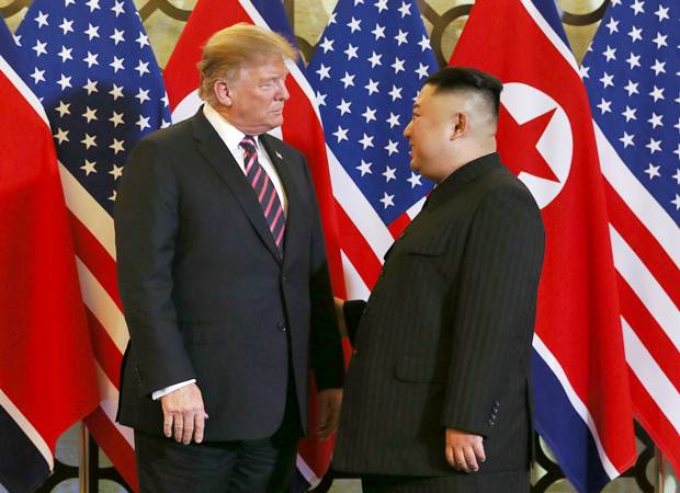 Presiden Amerika Serikat Donald Trump (kiri) bertemu Pemimpin Korea Utara Kim Jong-un, di Hanoi, Vietnam, Rabu (27/2/2019). - REUTERS/Leah Millis