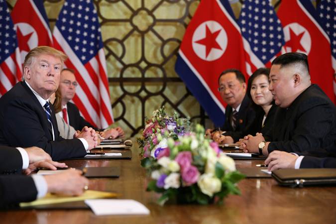 Presiden Amerika Serikat Donald Trump (kiri) dan Pemimpin Korea Utara Kim Jong-un melakukan pertemuan bilateral, di Hotel Metropole, Hanoi, Vietnam, Kamis (28/2/2019). - REUTERS/Leah Millis