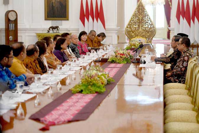 Presiden Joko Widodo (kedua kanan) berbincang dengan pimpinan Persekutuan Gereja-gereja di Indonesia (PGI) saat pertemuan di Istana Merdeka, Jakarta, Selasa (5/3/2019). ANTARA FOTO - Akbar Nugroho Gumay