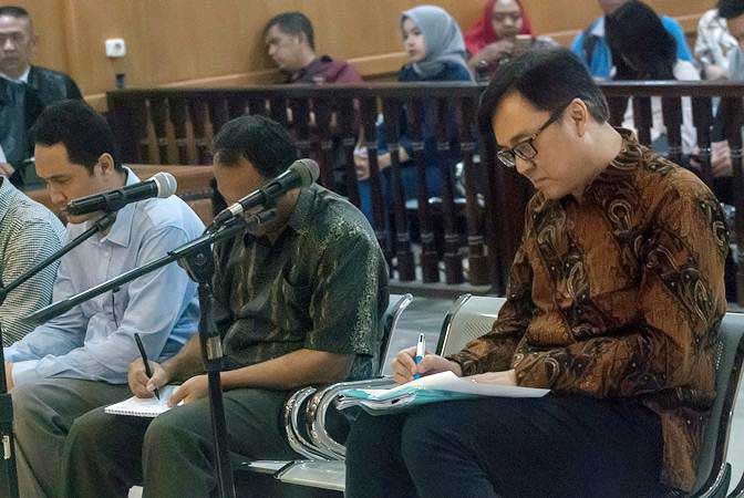 Tiga terdakwa kasus dugaan suap perizinan proyek Meikarta Billy Sindoro (kanan), Henry Jasmen (tengah) dan Fitra Djaja Purnama (kiri) mendengarkan pembacaan tuntutan pada sidang lanjutan di Pengadilan Tipikor Bandung, Jawa Barat, Kamis (21/2/2019). - ANTARA/Novrian Arbi