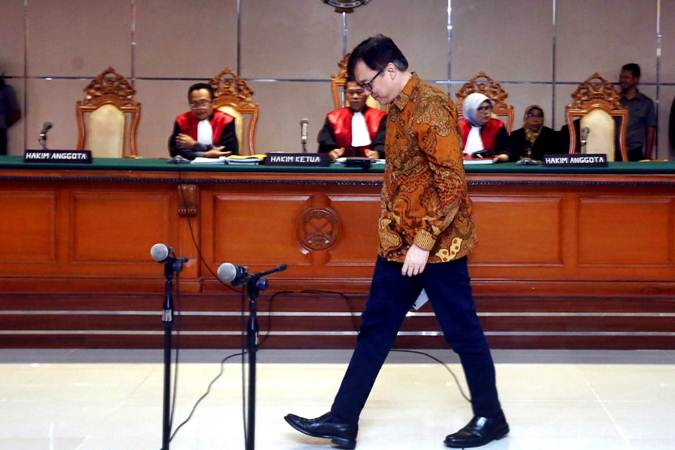 Terdakwa kasus dugaan suap perizinan proyek Meikarta Billy Sindoro berjalan, usai mendengarkan pembacaan putusan saat sidang lanjutan di pengadilan Tipikor, Bandung, Jawa Barat, Selasa (5/3/2019). - Bisnis/Rachman