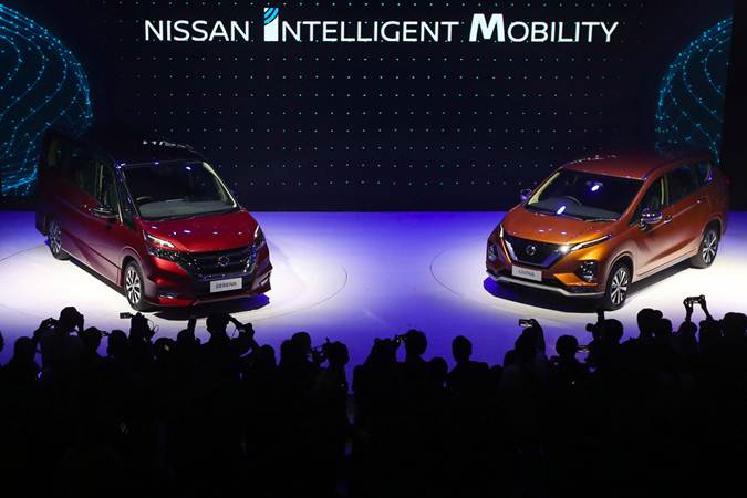 Mobil All New Nissan Livina dan All New Nissan Serena dipajang saat peluncurannya di Jakarta, Selasa (19/2 - 2019).Bisnis/Abdullah Azzam