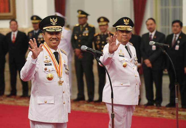 Gubernur Riau terpilih Syamsuar (kiri) dan Wakil Gubernur Riau terpilih Edi Natar Nasution (kanan) melambaikan tangan sebelum acara pelantikan di Istana Negara, Jakarta, Rabu (20/2/2019). - ANTARA FOTO/Akbar Nugroho Gumay