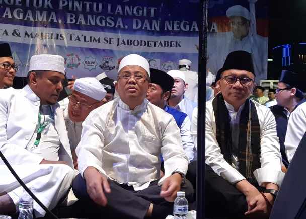 Ketua MPR Zulkifli Hasan (paling kanan) duduk bersama Presiden PKS Sohibul Imam (tengah) di panggung utama Malam Munajat 212 - Bisnis/Yusran Yunus