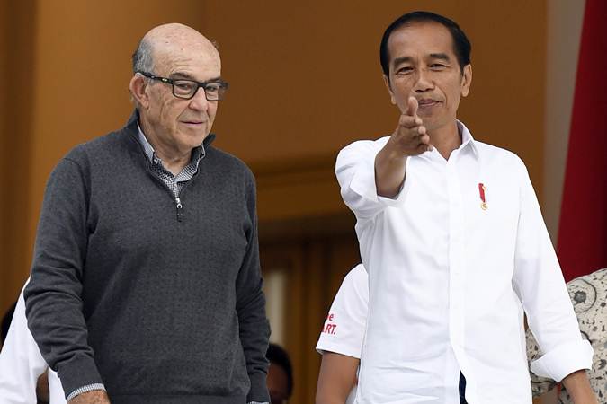 Presiden Joko Widodo (kanan) berbincang dengan CEO Dorna Sport Carmelo Ezpeleta (kiri) disela-sela pertemuan di Istana Bogor, Jawa Barat, Senin (11/3/2019). - ANTARA/Puspa Perwitasari 