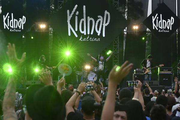 Grup band Kidnap Katrina beraksi pada acara 