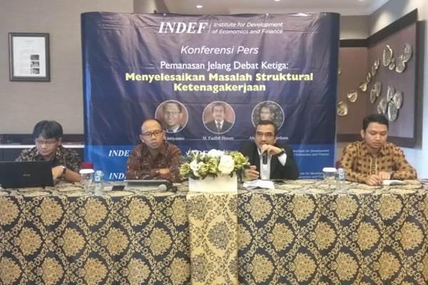Peneliti INDEF Ahmad Heri Firdaus, Eko Listiyanto, dan Fadhil Hasan dalam diskusi bertajuk Menyelesaikan Masalah Struktural Ketenagakerjaan di Jakarta, Kamis (14/3/2019). - Bisnis/Lalu Rahadian