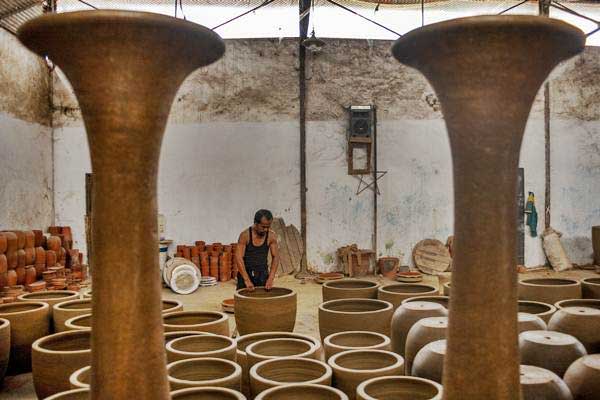 Perajin membuat keramik tradisional di Plered, Purwakarta, Jawa Barat, Rabu (26/9/2018). Badan Ekonomi Kreatif (Bekraf) menyatakan Indonesia berpotensi besar menjadi kekuatan ekonomi kreatif di dunia. - ANTARA/M Ibnu Chazar