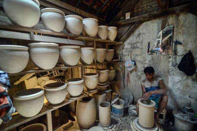 Perajin melakukan proses produksi keramik di sentra industri keramik Kiaracondong, Bandung, Jawa Barat, Rabu (27/2/2019). - ANTARA/Raisan Al Farisi