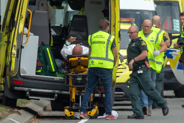 Korban penembakan di masjid Al Noor di Christchurch Selandia Baru Jumat (15/3/2019) diangkut ke ambulan. - Reuters/Martin Hunter  