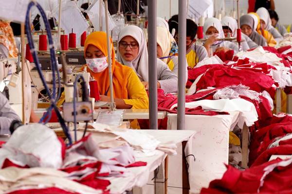 Pekerja meyelesaikan pembuatan pakaian di pabrik garmen PT Citra Abadi Sejati, Bogor, Jawa Barat, Sabtu (8/9/2018). - JIBI/Nurul Hidayat