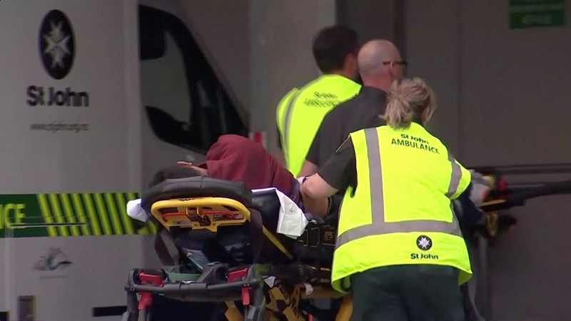 Korban penembakan di masjid Al Noor di Christchurch Selandia Baru Jumat (15/3/2019) dilarikan ke rumah sakit. - Reuters/Martin Hunter  