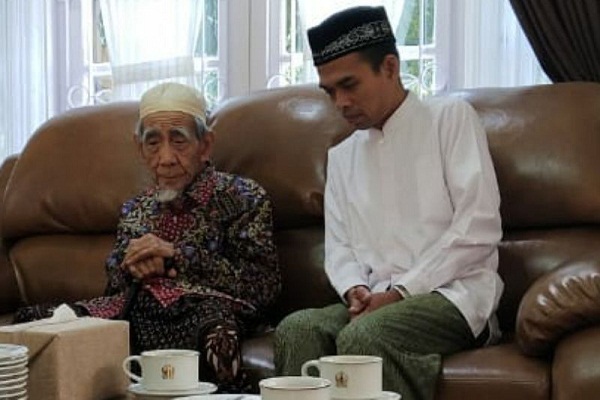 Syeik Abdul Somad bersama K.H. Maimoen Zubair alias Mbah Moen. (Instagram/Ustad Abdul Somad)