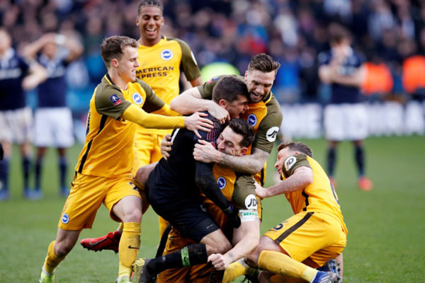 Para pemain Brighton & Hove Albion bersukacita setelah memastikan lolos ke semifinal Piala FA. - Reuters/David Klein