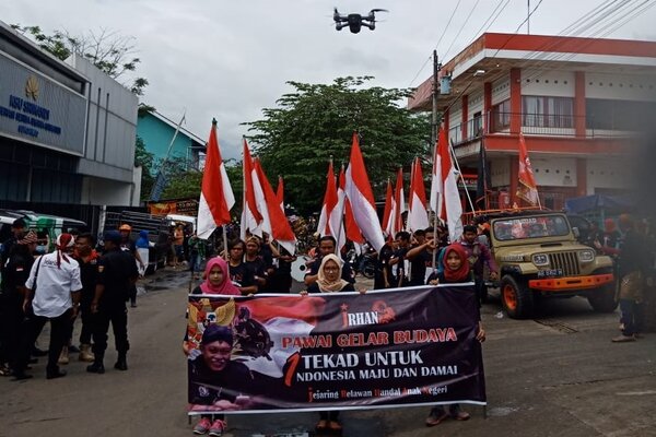 Sejumlah remaja yang belum memiliki hak pilih ikut serta dalam pawai dukungan kepada paslon nomor urut 01, Jokowi-Maruf Amin, di Kendal, Minggu (17/3/2019). - Istimewa/Bawaslu Kendal