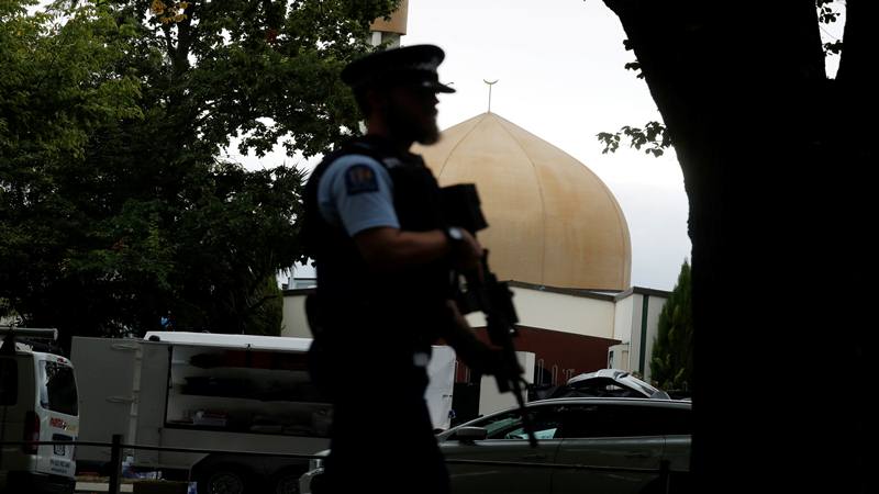 Aparat keamanan berjaga di Masjid Al Noor, TKP serangan terorisme di Christchurch, Selandia Baru. - Reuters