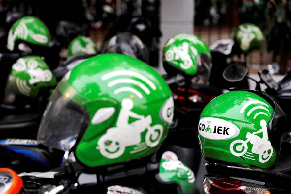 Ilustrasi - Helm milik pengemudi Gojek. - REUTERS/Beawiharta