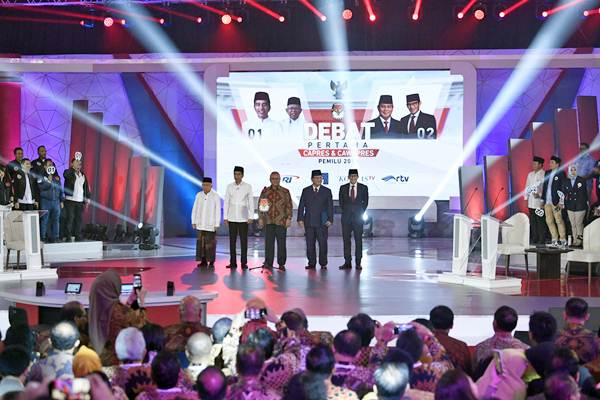 Ketua KPU Arief Budiman (tengah) bersama pasangan capres-cawapres nomor urut 01 Joko Widodo (kedua kiri) dan Ma'ruf Amin (kiri) serta pasangan nomor urut 02 Prabowo Subianto (kedua kanan) dan Sandiaga Uno (kanan) bersiap mengikuti debat pertama Pilpres 2019, di Hotel Bidakara, Jakarta, Kamis (17/1/2019). - ANTARA/Sigid Kurniawan