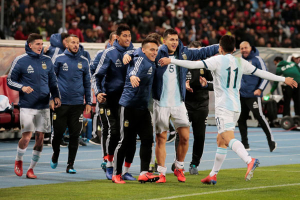 Angel Correa (kanan) merayakan gol penentu kemenangan Argentina yang dicetaknya ke gawang Maroko. - Reuters/Youssef Boudlal