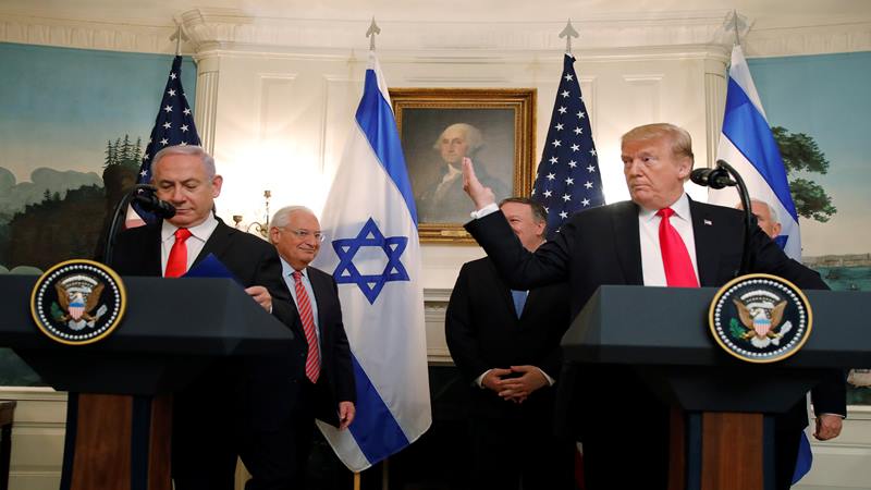 Presiden AS Donald Trump berada di sebelah Perdana Menteri Israel Benjamin dalam upacara penandatanganan proklamasi yang mengakui kedaulatan Israel atas Dataran Tinggi Golan di Ruang Penerimaan Diplomatik di Gedung Putih di Washington, AS, 25 Maret 2019. - Reuters