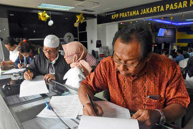 Sejumlah wajib pajak mengisi form pelaporan SPT Pajak Tahunan dan pembuatan NPWP di Kantor KPP Pratama Pasar Minggu, Jakarta Selatan, Jum'at (22/2/2019). - ANTARA/Indrianto Eko Suwarso