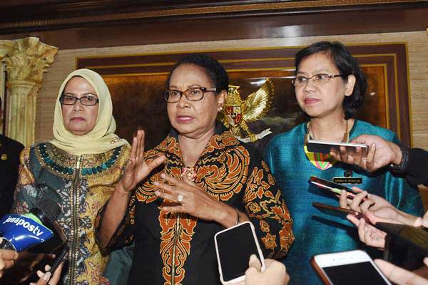 Menteri Pemberdayaan Perempuan dan Perlindungan Anak Yohana Yembise (tengah) memberikan pernyataan kepada wartawan seusai melakukan audiensi tertutup dengan Mahkamah Konstitusi di Gedung Mahkamah Konstitusi, Jakarta, Rabu (26/12/2018)./ANTARA FOTO - Indrianto Eko Suwarso
