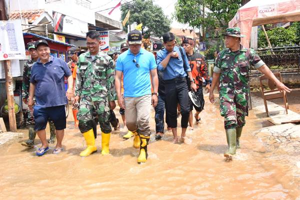 Gubernur Jawa Barat Ridwan Kamil saat meninjau banjir - Bisnis/Wisnu Wage 