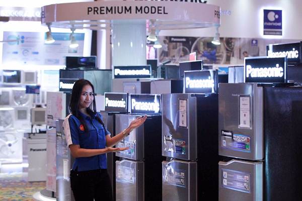 Model memperlihatkan produk Panasonic di sela-sela Dealers Gathering di Jakarta, Rabu (11/4/2018). - JIBI/Dwi Prasetya