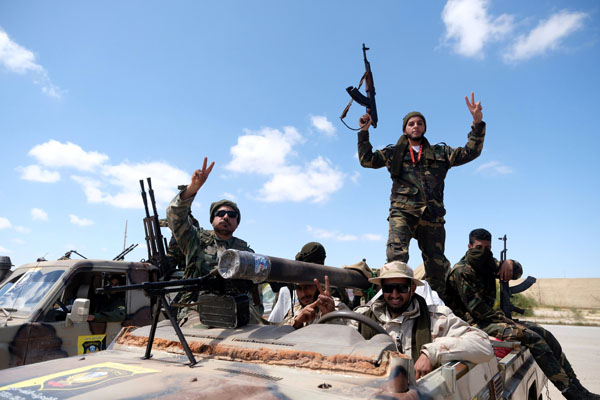 Tentara Nasional Libya di bawah pimpinan pemberontak Jendral Khalifa Haftar terlihat meninggalkan Benghazi pada hari Minggu 7 April 2019 untuk bergabung dengan pasukannya guna menggempur Tripoli. - Reuters/Esam Omran Al Fetori