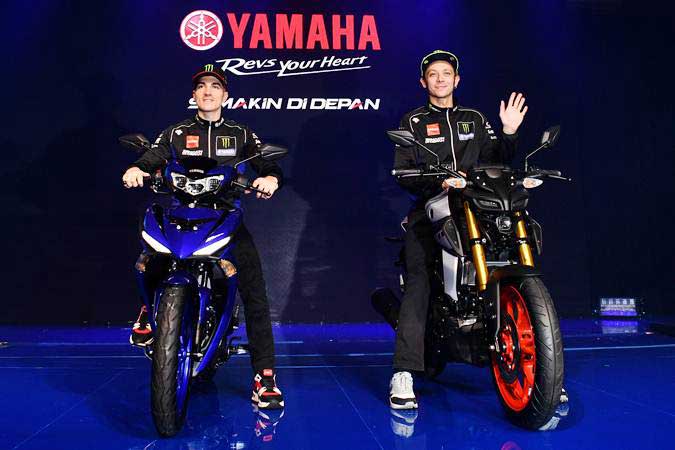 Dua pebalap Monster Energy Yamaha MotoGP Team Valentino Rossi (kanan) dengan motor Yamaha MT-15 dan Maverick Vinales dengan New MX-King melakukan sesi foto saat peluncuran kedua motor tersebut di Jakarta, Senin (4/2/2019). - ANTARA/Sigid Kurniawan