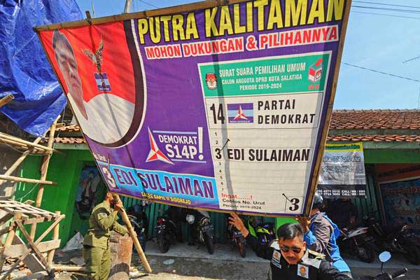 Petugas Satpol PP Kota Salatiga membongkar alat peraga kampanye (APK) di Salatiga, Jawa Tengah, Selasa (18/12/2018). - ANTARA/Aloysius Jarot Nugroho