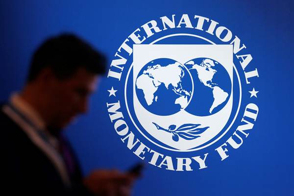 Peserta berdiri di dekat logo Dana Moneter Internasional (IMF) dalam rangkaian Pertemuan IMF  World Bank Group 2018, di Nusa Dua, Bali, Jumat (12/10/2018). - Reuters/Johannes P. Christo