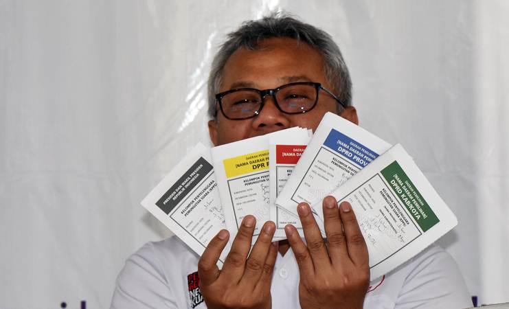 Ketua Komisi Pemilihan Umum (KPU) Arief Budiman menunjukkan surat suara yang telah dicoblos saat menggunakan hak pilihnya pada Simulasi Pemungutan dan Penghitungan Suara Pemilu 2019 di halaman Kantor KPU, Jakarta, Selasa (12/3/2019). - ANTARA/Indrianto Eko Suwarso