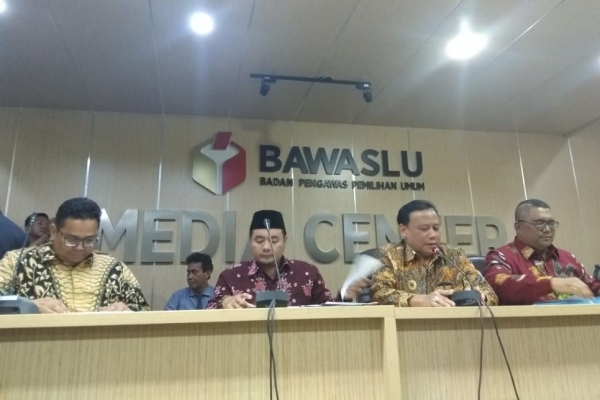 Para pimpinan Bawaslu Rahmat Bagja, Mochammad Afifuddin, Abhan, dan Fritz Edwad Siregar saat memberikan keterangan kepada wartawan di Gedung Bawaslu, Jakarta, Selasa (16/4/2019)/JIBI - Bisnis/Jaffry Prabu  Prakoso