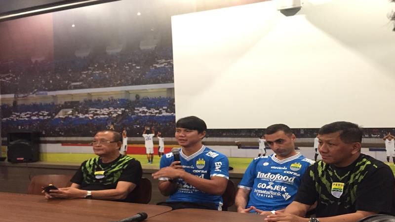  Persib Bandung resmi mendatangkan dua pemain anyar di skuad Miljan Radovic, satu mantan pemain belakang andalan Persib Bandung yang sempat hengkang, Achmad Jufriyanto dan pemain asal Rusia Artur Gevorkyan. JIBI/Bisnis - Dea Andriyawan