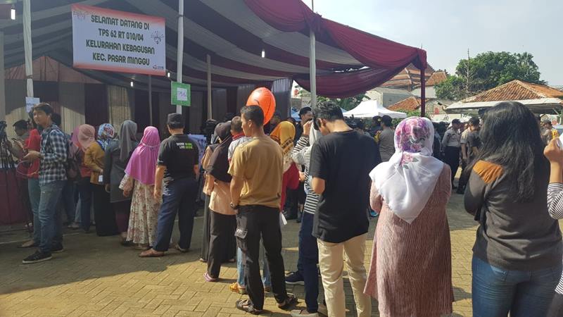 Antrean panjang pemilih terjadi di Tempat Pemungutan Suara (TPS) 62 yang akan menjadi lokasi Ketua Umum PDI Perjuangan Megawati Soekarnoputri menggunakan hak suaranya. JIBI/Bisnis - Lalu Rahardian
