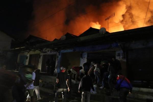 Pedagang berusaha menyelamatkan barang jualannya saat terjadi kebakaran di pasar Lawang, Malang, Jawa Timur, Rabu (17/4/2019) malam. - ANTARA/H.Prabowo