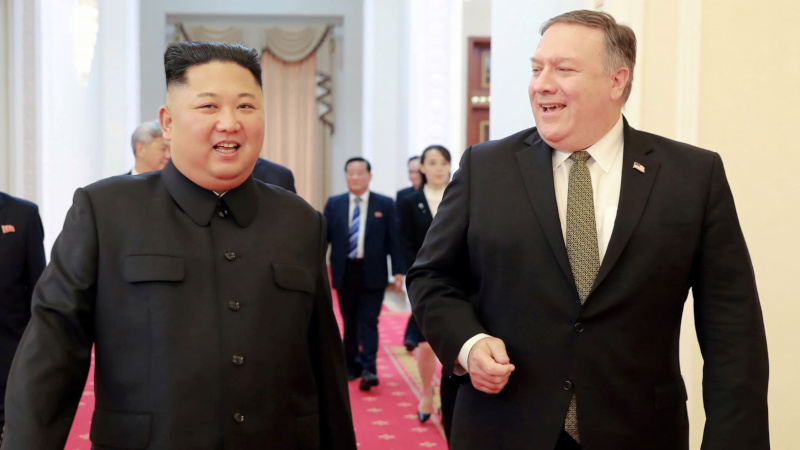 Pemimpin Korea Utara (Korut) Kim Jong-un (kiri) dan Menteri Luar Negeri (Menlu) AS Mike Pompeo di Pyongyang, Korut, Minggu (7/10/2018). - KCNA via Reuters