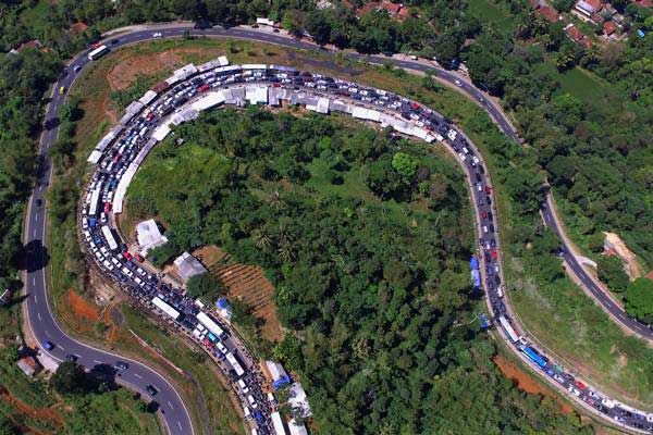Foto udara antrean kendaraan saat mudik tahun lalu di Jalur Selatan Lingkar Gentong, Kabupaten Tasikmalaya, Jawa Barat. - ANTARA/Adeng Bustomi