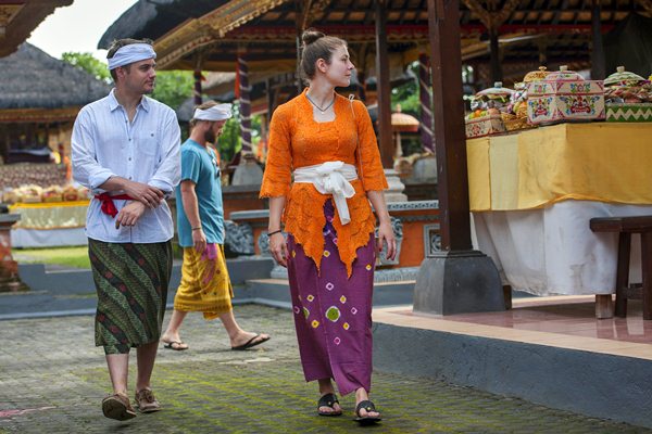 Wisatawan mancanegara mengenakan pakaian adat ketika melihat perayaan Hari Raya Galungan di Pura Dalem Peliatan, Ubud, Bali, Rabu (5/4). - Antara/Nyoman Budhiana