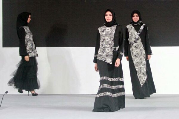 Fashion show busana muslim pada Indonesia Moslem Fashion Expo di Makassar, Sulawesi Selatan, Kamis (14/3). Acara tersebut diikuti 140 peserta tersebut menargetkan transaksi Rp15 miliar selama empat hari di Claro Hotel Makassar. - Bisnis/Paulus Tandi Bone